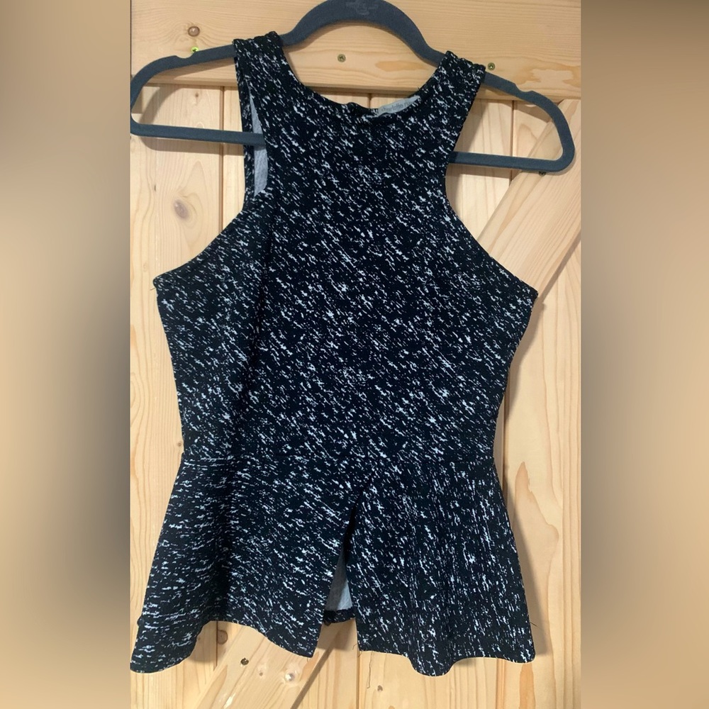 Women’s sleeveless top - size small